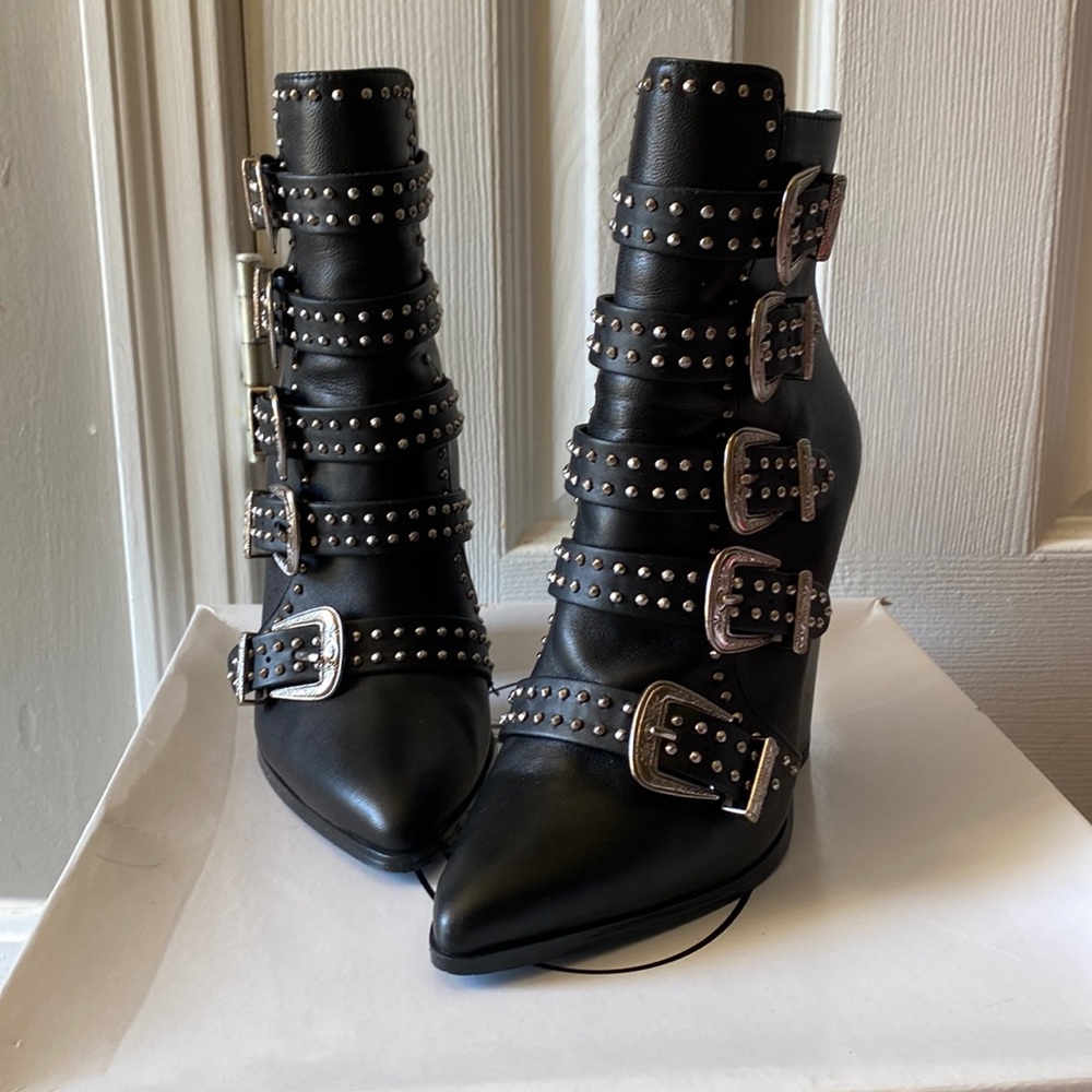 Steve Madden Leather healed buckle boots